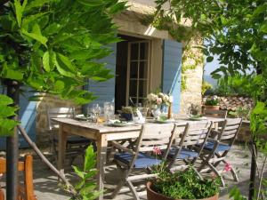 een houten tafel en stoelen in de tuin bij Countryhouse with Pool in Vaison la Romaine in Vaison-la-Romaine