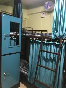 Palanda nebo palandy na pokoji v ubytování Ashirwad Guest House (Male Only)