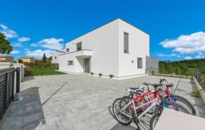 Jazda na bicykli v okolí ubytovania Contemporary Villa Nada with Pool and Sauna