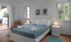 A bed or beds in a room at Villa Kairos Naxos