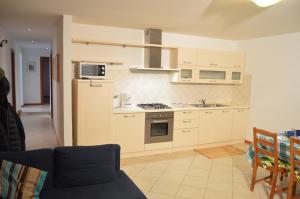 A kitchen or kitchenette at Ali