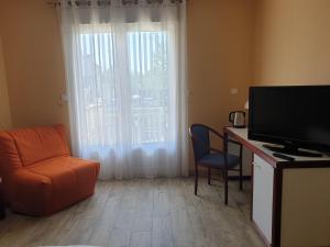 TV a/nebo společenská místnost v ubytování Hôtel Pédagogique Coeur d'Apcher