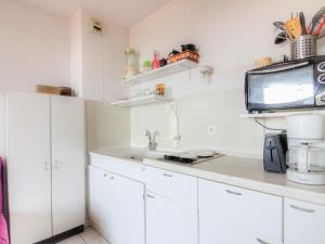 Una cocina o zona de cocina en Apartment Jardin Bleu by Interhome