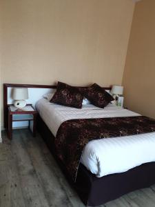 Postel nebo postele na pokoji v ubytování Hôtel Pédagogique Coeur d'Apcher