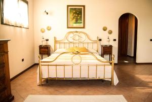 a bedroom with a white bed in a room at Villa Aurora in Olbia