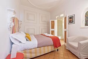 um quarto com uma cama e uma cadeira em Rome As You Feel - Cancelli Apartment em Roma