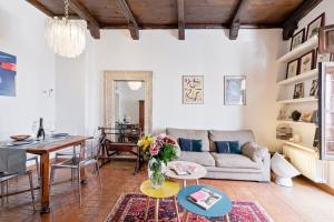 uma sala de estar com um sofá e uma mesa em Rome As You Feel - Cancelli Apartment em Roma