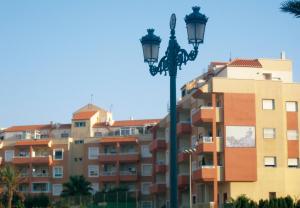 ein Straßenlicht vor einem Gebäude in der Unterkunft Apartamentos Cibeles in Roquetas de Mar