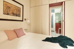 a bedroom with a bed with a green blanket on it at Casa Cosi - Gotico in Barcelona