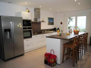 een keuken met een roestvrijstalen koelkast en een aanrecht bij Delighful Villa in Berlou with Private Swimming Pool in Berlou