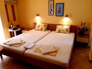 Кровать или кровати в номере Family Hotel Rosi