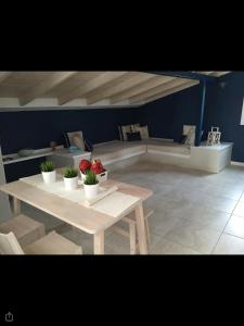 ein Wohnzimmer mit einem Tisch und einem Sofa in der Unterkunft Studios Meliton in Porto Koufo