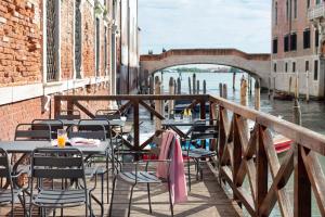 - un balcon d'un restaurant avec des tables et des chaises dans l'établissement Combo Venezia, à Venise