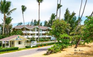 un hotel en la playa con palmeras en Hotel Residence Marilar, en Las Terrenas