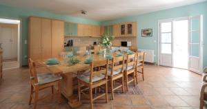 A kitchen or kitchenette at Villa Kairos Naxos
