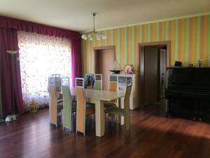 a dining room with a table and chairs at Nyaralo Balatonszárszó in Balatonszárszó