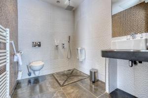 Ett badrum på Nice Excelsior Centre ville by HappyCulture