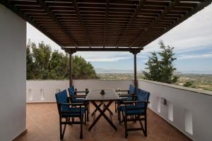 A balcony or terrace at Villa Kairos Naxos
