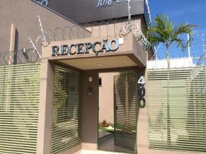 een gebouw met een bord waarop riegaza staat bij Hotel Bellagio in Campo Grande