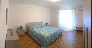um quarto com uma cama, uma cómoda e uma janela em Appartamento Via Mentana em Scicli