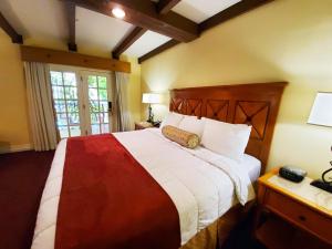 Postel nebo postele na pokoji v ubytování La Posada Hotel