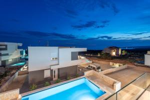 Bazén v ubytování Villa Adria 4 luxury apartment with a pool nebo v jeho okolí