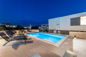 Bazén v ubytování Villa Adria 4 luxury apartment with a pool nebo v jeho okolí