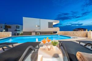 Bazén v ubytování Villa Adria 4 luxury apartment with a pool nebo v jeho okolí