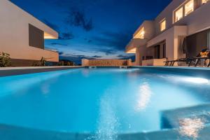 Bazén v ubytování Villa Adria 4 luxury apartment with a pool nebo v jeho okolí