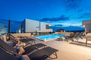 Bazén v ubytování Villa Adria 4 luxury apartment with a pool nebo v jeho okolí