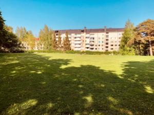 duże pole trawy przed budynkiem w obiekcie City Centre Apartment Puistokatu 29 w mieście Jyväskylä