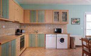 A kitchen or kitchenette at Villa Kairos Naxos