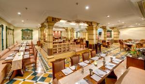 コルカタにあるホテル ヒンダスタン インターナショナル カルカッタのテーブルと椅子が備わるレストランのオーバーヘッドビュー