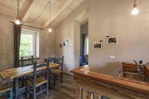 a kitchen and dining room with a table and a sink at Happy hill -appartamento Quercia in Santa Maria Rocca