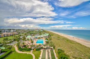 วิว Beach Getaway - Ocean beach, tennis, golf, pool with tiki bar จากมุมสูง