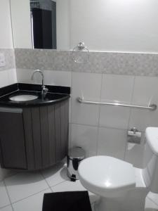 een badkamer met toilet en wastafel bij Hotel Bellagio in Campo Grande +21 foto's
