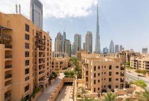 uitzicht op een stad met hoge gebouwen bij Maison Privee - Luxury Living Next to Dubai Mall & Burj Khalifa in Dubai