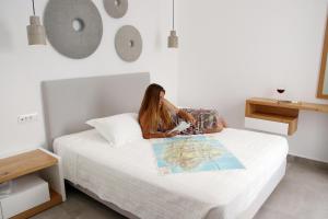 纳克索乔拉Casabella的坐在一张有地图的床上的女人
