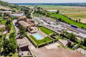 una vista aérea de un complejo con aparcamiento en Hotel Ristorante La Pergola en Magliano Sabina