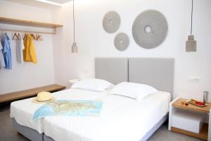 ナクソス・コラにあるCasabellaのベッドルーム(白いベッド、帽子付)