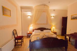 Postel nebo postele na pokoji v ubytování Pegasa Pils Spa Hotel