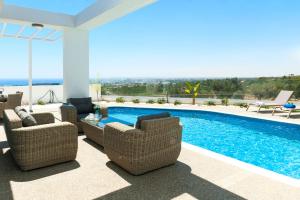 un patio avec des chaises et une piscine dans l'établissement Villa Rubi, à Ayia Napa 43 autres photos