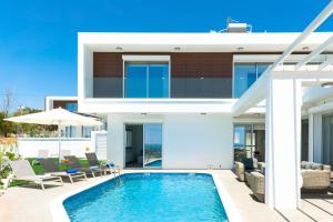 une villa avec piscine devant une maison dans l'établissement Villa Rubi, à Ayia Napa