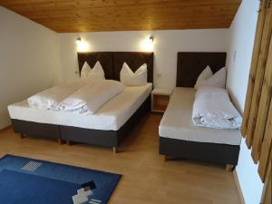 dwa łóżka w pokoju z dwoma łóżkami w obiekcie Gästehaus Birkenheim w mieście Zell am Ziller