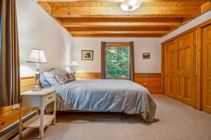Postel nebo postele na pokoji v ubytování The Cabin on Squam Lake