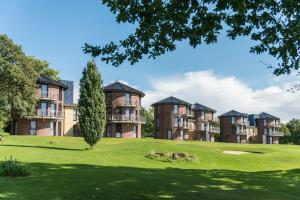 an image of an apartment building on a lawn at Hotel & Golfrestaurant Gut Wissmannshof in Staufenberg