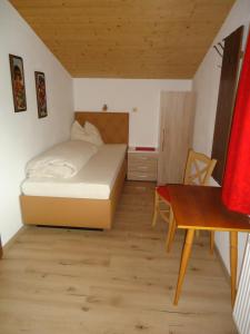Łóżko lub łóżka w pokoju w obiekcie Gästehaus Birkenheim