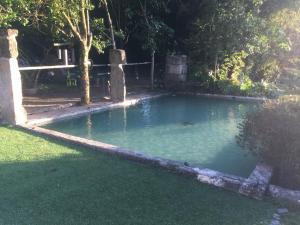 uma piscina num quintal com relva verde em Casa Magnólia em Braga