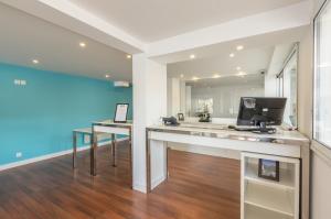 a office with a desk with a computer on it at Résidence Thalacap in Cap d'Agde