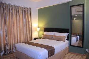 Postel nebo postele na pokoji v ubytování Alami Garden Hotel